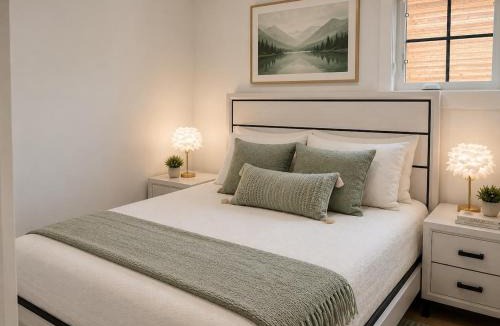 Killarney Apartment | Modern Luxury Killarney Retreat with AC and Sleeps 8