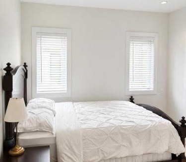 Seafair Bed & Breakfast | Private Queen Room with Private Bathroom Near Steveston