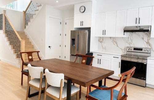 Seafair Bed & Breakfast | Private Queen Room with Private Bathroom Near Steveston