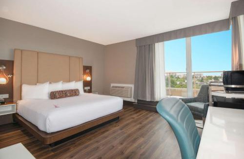 Inner Harbour Hotel | Coast Victoria Hotel & Marina by APA