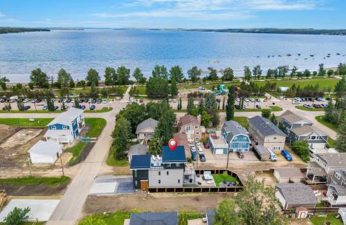 Sylvan Lake House | The Shoreline a Luxury Escape with Rooftop & Hot Tub