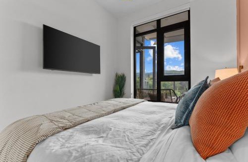 South Pandosy House | AQUA Waterfront Village - 2 Bedroom Luxury Condo