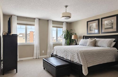 St. Albert House | Luxury 4BR and 3,5 Bath in Beautiful Neighborhood