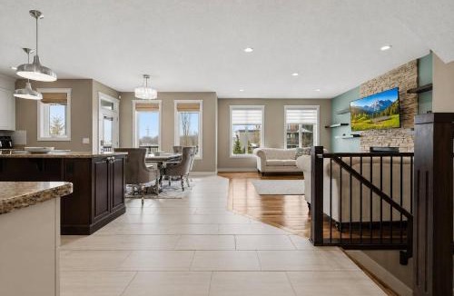 St. Albert House | Luxury 4BR and 3,5 Bath in Beautiful Neighborhood