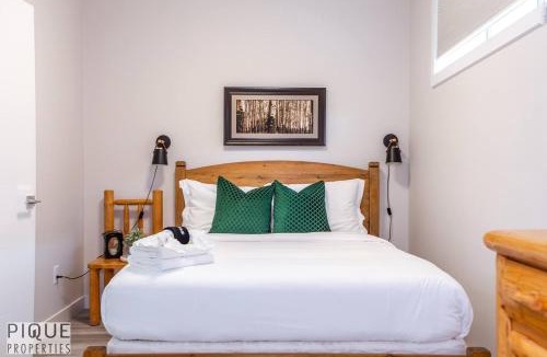 Old Strathcona Apartment | NEW, Mountain Chic Suite, Whyte Avenue, Netflix, WiFi, Sleeps 6