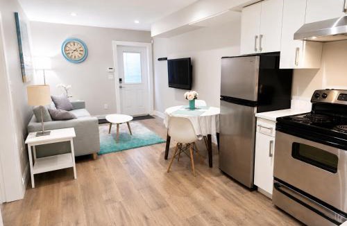 Burnaby Apartment | Bright Suite with parking 30 min to FIFA skytrain
