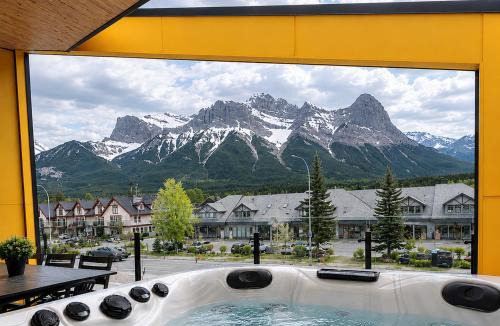 Teepee Town House | Luxury 4 BR Retreat with Hot Tub and epic mountain view