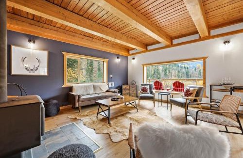 Thompson-Nicola Regional District House | Cabin on Private 8-acre Lake