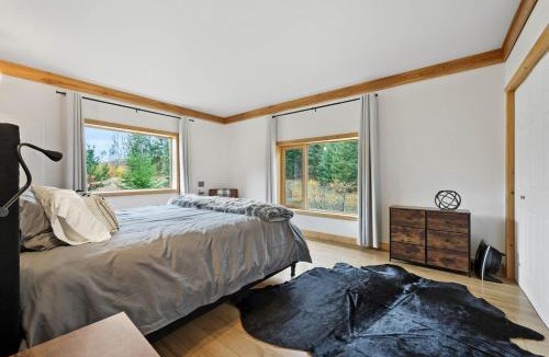 Thompson-Nicola Regional District House | Cabin on Private 8-acre Lake