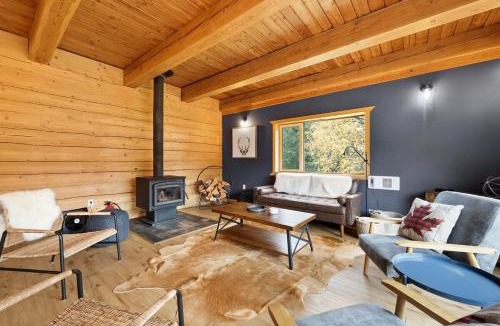 Thompson-Nicola Regional District House | Cabin on Private 8-acre Lake