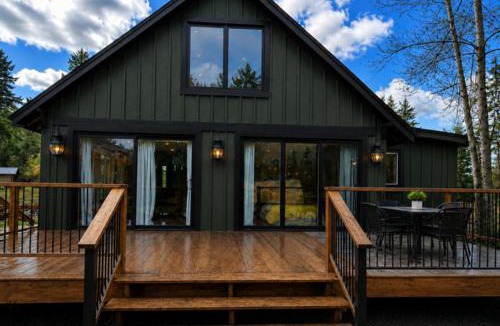 Port Alberni Ski Chalet | Scenic cosy loft cottage pet freindly sleeps 6