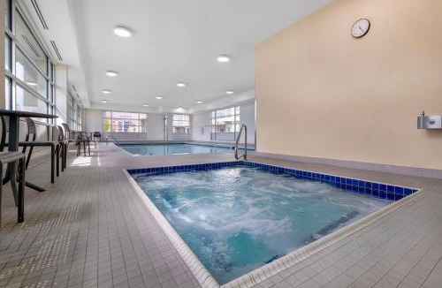 Central Okanagan Cabin | Econo Lodge Inn & Suites