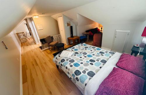 Victoria Apartment | Artistic Apartment Near Downtown