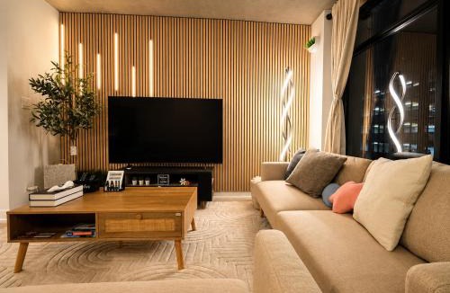 Gastown Apartment | AfterGlow Luxury Downtown 2BR Near Cruise Port & BC Place