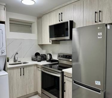 Sunset Apartment | Comfort 2 BR Vancouver!