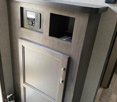 Aldergrove House | New Jayco trailer with comfy queen bed & Air-con
