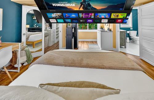 Williams Lake House | Private Studio - 5 Min to DT - Self Check-In - 75 Inch TV