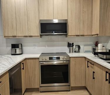 Shaganappi House | Shaganappi 2BR with private Baths, Walk to CTrain, Garage Parking, Full Kitchen