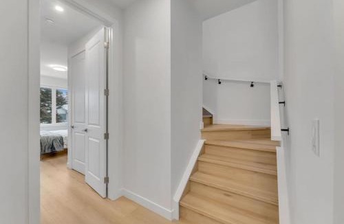 Shaganappi House | Shaganappi 2BR with private Baths, Walk to CTrain, Garage Parking, Full Kitchen