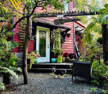Salt Spring Island Bed & Breakfast | Magnolia Petal Accommodation