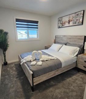 Calgary House | 3 Bedroom Modern Luxury House - Family Friendly, 3 Queen Beds, Free Wi-Fi, and Free Parking