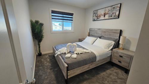 Calgary House | 3 Bedroom Modern Luxury House - Family Friendly, 3 Queen Beds, Free Wi-Fi, and Free Parking