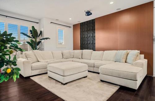 Cranston House | Luxury Haven | Pool | Hot Tub & Sauna |Outdoor BBQ