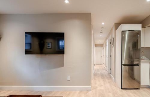 Lower Lonsdale Apartment | Modern Bright Suite Self Check-In