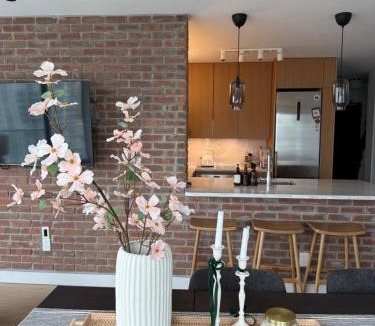Crosstown Apartment | 3-Bedrooms premium apartemnt with stunning 180 water, mountain and city view Pool Hot Tub and Gym Heart of Downtown Skytrain 3mins walk to NEARBY STADIUM
