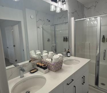Silverado House | Slice of Heaven-Near Spruce Meadows 2 Car Garage - Central AC avail - Slps 8 -Entire Home