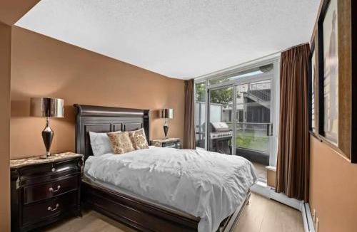 Crosstown Apartment | Modern 2BR Luxury Apartment - Amazing Location, Steps To Everything!