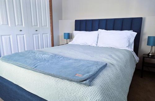 Red Deer Apartment | Quaint Lonsdale Suite