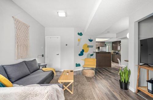 Bridgeland House | Scarlett Manor | Funky 1 BR Century Home-Near DT, C-train