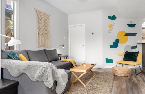 Bridgeland House | Scarlett Manor | Funky 1 BR Century Home-Near DT, C-train