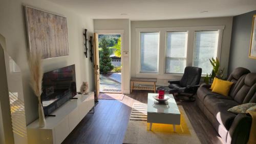 West Vancouver House | Modern Coastal 2BR Retreat with Hot Tub in Vancouver BC