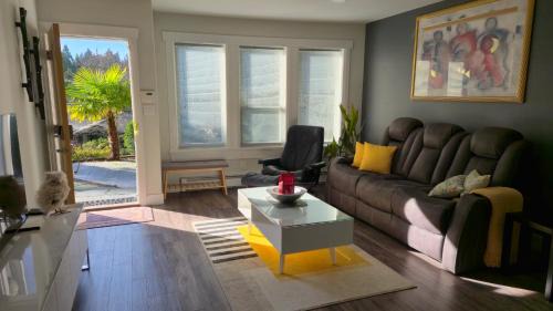West Vancouver House | Modern Coastal 2BR Retreat with Hot Tub in Vancouver BC