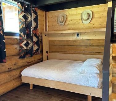 Division No. 11 Apartment | The Yellowstone cabin - part of Bear Creek Cabins
