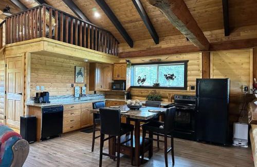 Division No. 11 Apartment | The Yellowstone cabin - part of Bear Creek Cabins
