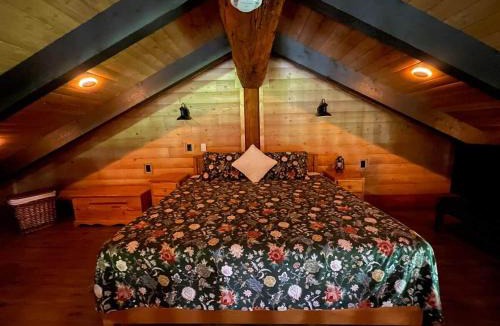 Division No. 11 Apartment | The Yellowstone cabin - part of Bear Creek Cabins