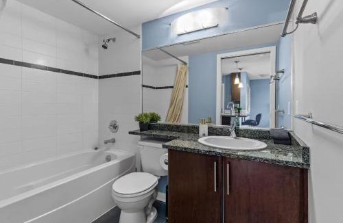 Crosstown Apartment | Spacious Downtown 1BR with Air Conditioning Pool Gym Free Parking