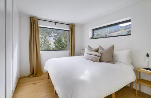 Sea to Sky Highway House | Spacious 2BR Retreat, Scenic Views, Modern & New