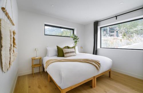Sea to Sky Highway House | Spacious 2BR Retreat, Scenic Views, Modern & New