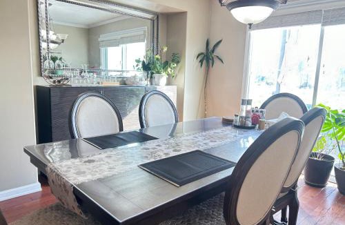 Coquitlam Villa | Spacious three bedrooms, Queenbeds entire House, free parking and wifi