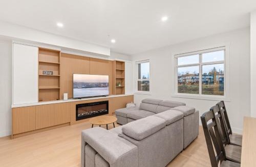 Willoughby House | Brand New 3BR Townhome - Roof Top Patio and Garage