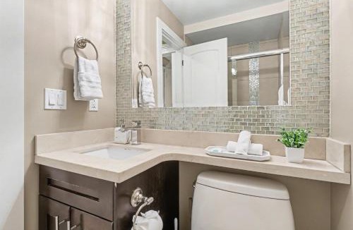 East Side Apartment | Secluded Bachelor Suite