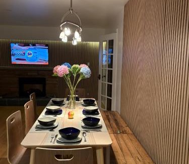 Oakridge House | Oakridge Garden Retreat - Spacious -Free Parking - Near Skytrain& YVR