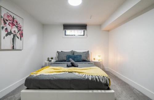Edmonton House | Moonlight Haus Prime Access to Whyte Downtown