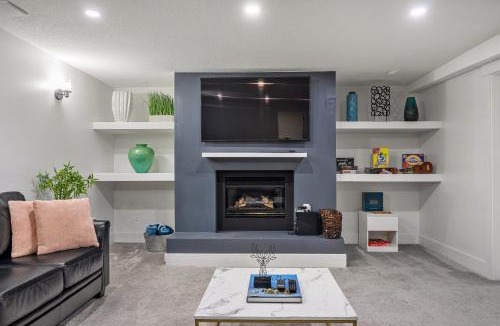 Edmonton House | Moonlight Haus Prime Access to Whyte Downtown
