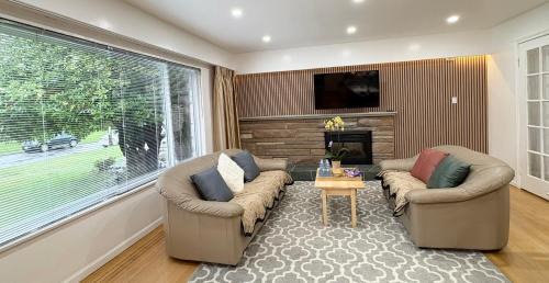 Oakridge House | Oakridge Garden Retreat - Free Parking - 6-min walk to Skytrain