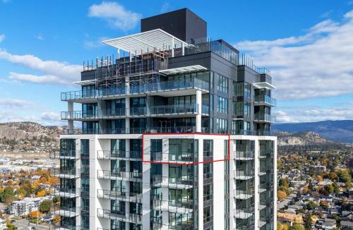 Downtown Kelowna Apartment | Stunning Million-Dollar Lakeview 2 Bedroom signature Loft with rooftop pool